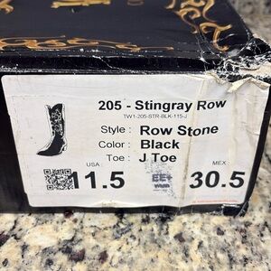 Team West Collections 205 Stingray, Row Stone, Black
In beautiful condition.